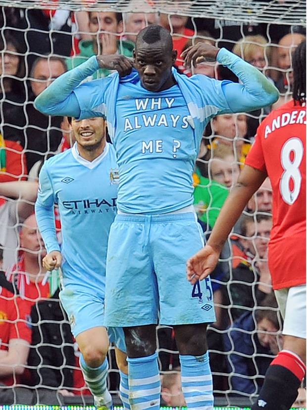 Tại sao luôn là tôi? Mario Balotelli đặt câu hỏi trong chiến thắng kỳ vĩ 6-1 ở Old Trafford và những trò lố của anh chính là câu trả lời.